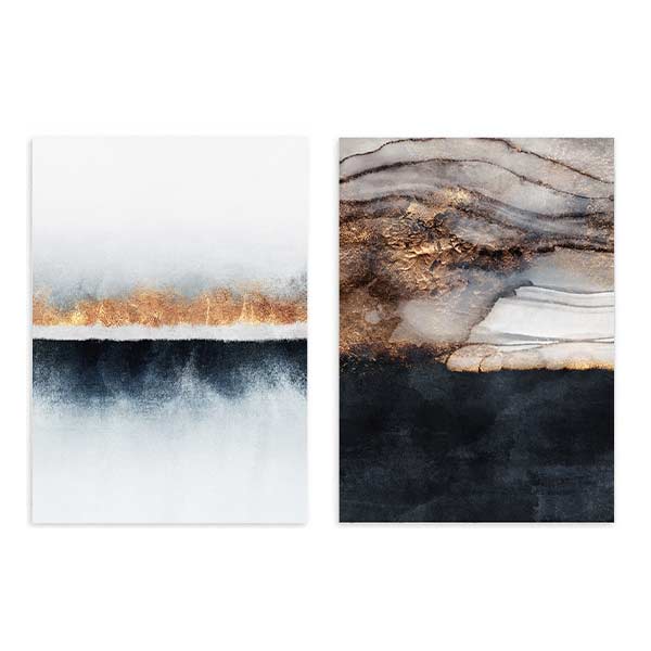 Set aus zwei abstrakten Wandbildern in Weiß, Schwarz, Grau und Gold, mit weichem horizontalem Streifen, fließenden Schichten und mineralischen Texturen im zeitgenössischen Stil. Erhältlich auf kudeko.com