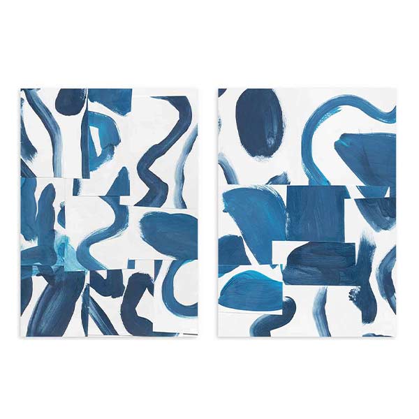 Conjunto de dos cuadros con formas abstractas curvas y bloques irregulares en azul índigo, azul petróleo y blanco, de estilo abstracto. Disponible en kudeko.com
