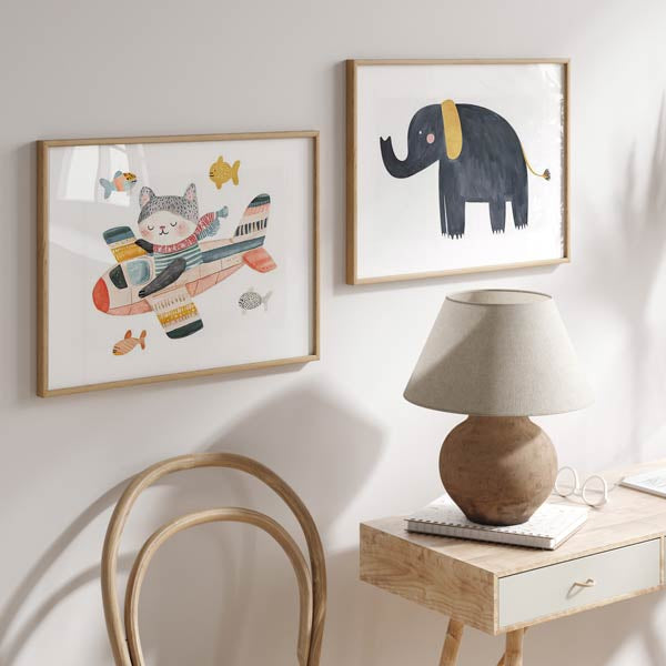 Cuadro infantil con ilustración de elefante en tonos oscuros con detalles dorados. kudeko.com
