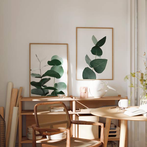 Ensemble de deux tableaux encadrés avec branches d’eucalyptus, feuilles vert sauge et vert foncé sur fond blanc, composition botanique de style nature et paysage. Disponible sur kudeko.com