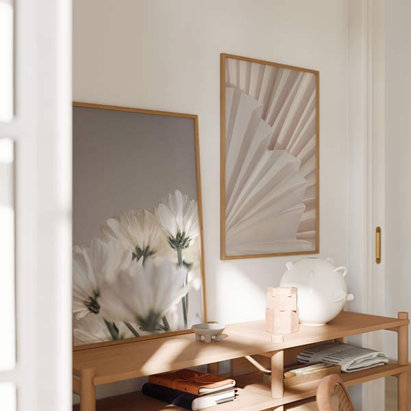 Set aus zwei Wandbildern mit feinen weißen Blumen, gefaltetem Papier in Fächerform, Creme-, Beige- und Elfenbeintönen, minimalistischer Stil und ruhige Wandgestaltung. Erhältlich auf kudeko.com