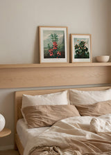 Quadro botânico com begónia, folhas grandes verde escuro, caules avermelhados, flores em rosa claro e branco sobre fundo verde acinzentado, estilo vintage. Disponível em kudeko.com