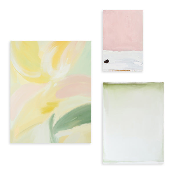 Conjunto de tres cuadros abstractos en tonos pastel y verdes con marco negro, kudeko.com
