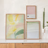 Conjunto de tres cuadros abstractos en tonos pastel y verdes con marco negro, kudeko.com

