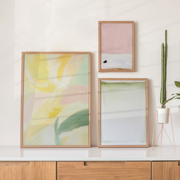 Conjunto de tres cuadros abstractos en tonos pastel y verdes con marco negro, kudeko.com
