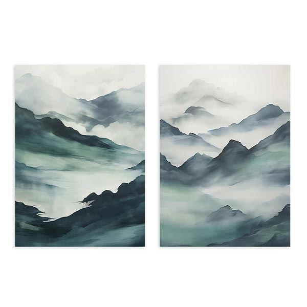 Ensemble de deux tableaux avec montagnes brumeuses, lacs doux, couches de brouillard et paysages en vert d’eau, bleu gris et noir, dans un style nature et paysage épuré. Disponible sur kudeko.com
