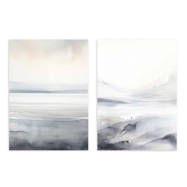 Conjunto de dos cuadros con paisaje de horizonte brumoso, montañas suaves, agua serena y tonos blanco roto, gris humo y azul grisáceo, de estilo naturaleza y paisajes. Disponible en kudeko.com