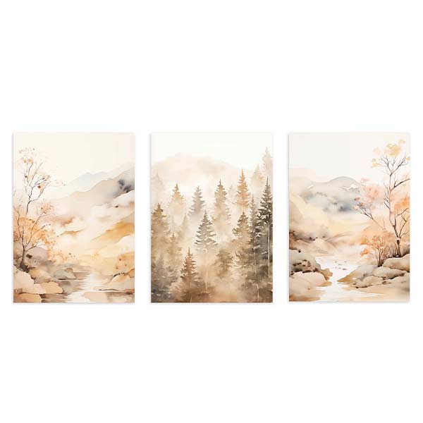 Conjunto de tres cuadros con paisaje de río, montañas difuminadas, bosque de abetos, rocas y árboles en tonos beige, gris, crema y melocotón, de estilo naturaleza y paisajes. Disponible en kudeko.com