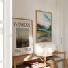 Gerahmtes Wandbild mit Gartenlandschaft, Teich, hohen Gräsern, rosafarbenen Blumen und nebligem Hintergrund in Beige, Graugrün und Braun im Vintage-Editorial-Stil. Erhältlich auf kudeko.com