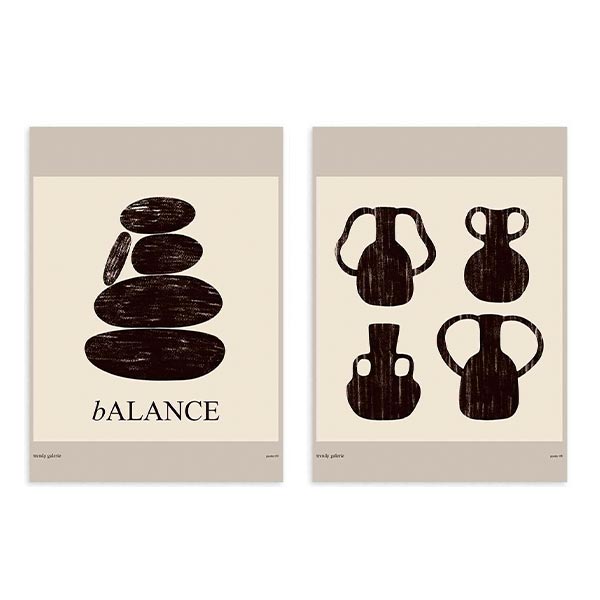 Conjunto de dois quadros com pedras empilhadas, jarrões pretos de formas orgânicas, fundo bege quente e estilo minimalista para uma decoração de parede sóbria. Disponível em kudeko.com