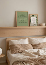 Cuadro con frase motivacional en inglés sobre fondo verde salvia, tipografía serif verde oscuro y caligrafía blanca, de estilo con frases. Disponible en kudeko.com