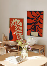 Set aus zwei Wandbildern mit stilisierten Pflanzen, großen Blättern in Rot, Creme und Marineblau, botanische Komposition im abstrakten Stil für die Wandgestaltung. Erhältlich auf kudeko.com