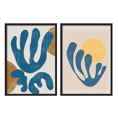 Ensemble de deux tableaux décoratifs avec cadre, style minimaliste et organique, duo abstrait organique avec formes botaniques et soleil, modèle Two Combo - Solar Embrace and Plant. Disponible sur kudeko.com