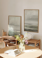 Set aus zwei Wandbildern mit nebligem See, sanften Ufern, ruhigem Wasser, fernen Bäumen, Perlgrau, Off-White, Salbeigrün und Natur-Landschaftsstil. Erhältlich auf kudeko.com