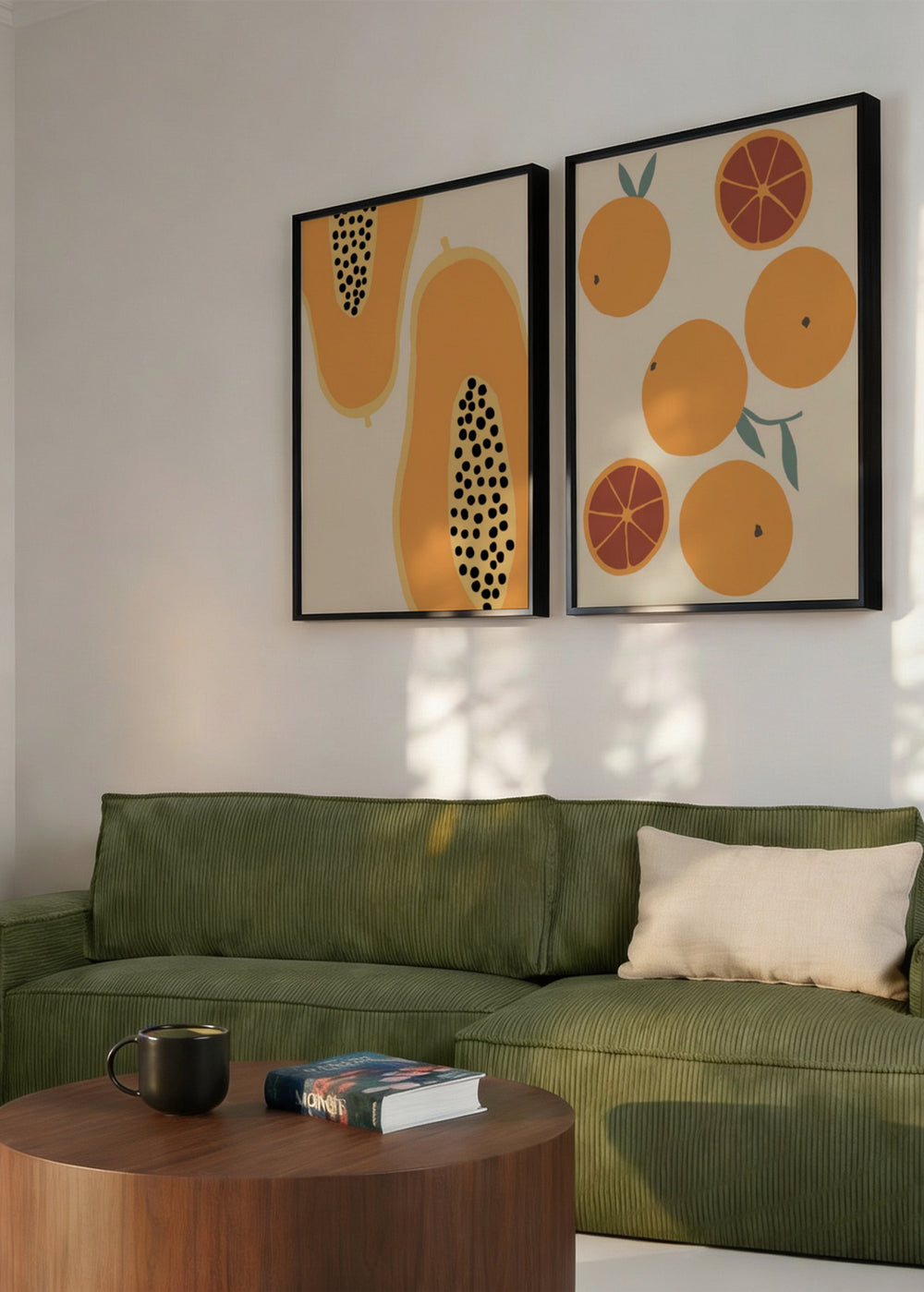 Ensemble de deux tableaux avec oranges entières et en tranches, papayes ouvertes, fond clair, tons orange, crème, noir et vert doux, style illustration décorative contemporaine. Disponible sur kudeko.com