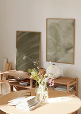Conjunto de dos cuadros decorativos de estilo minimalista y orgánico, díptico abstracto en tonos salvia y tierra, modelo Two Combo - Bruma de Salvia