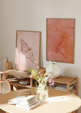 Conjunto de dos cuadros decorativos de estilo minimalista y orgánico, díptico sereno en terracota con mariposa abstracta, modelo Two Combo - Bruma Terracota