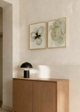 Conjunto de dos cuadros decorativos de estilo minimalista y orgánico, díptico de flor etérea y formas orgánicas en marfil, modelo Two Combo - Flor Marfil