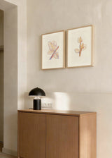Conjunto de dos cuadros decorativos de estilo minimalista y orgánico, dúo botánico abstracto en acuarela, modelo Two Combo - Hojas Suspendidas