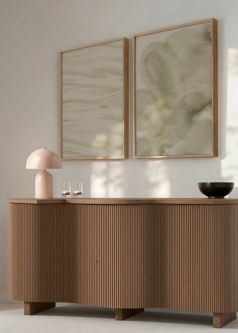 Set aus zwei dekorativen Wandbildern im minimalistischen und organischen Stil, abstraktes Diptychon in Sand- und Salbeitönen, Modell Two Combo - Seda de Arena. Erhältlich auf kudeko.com