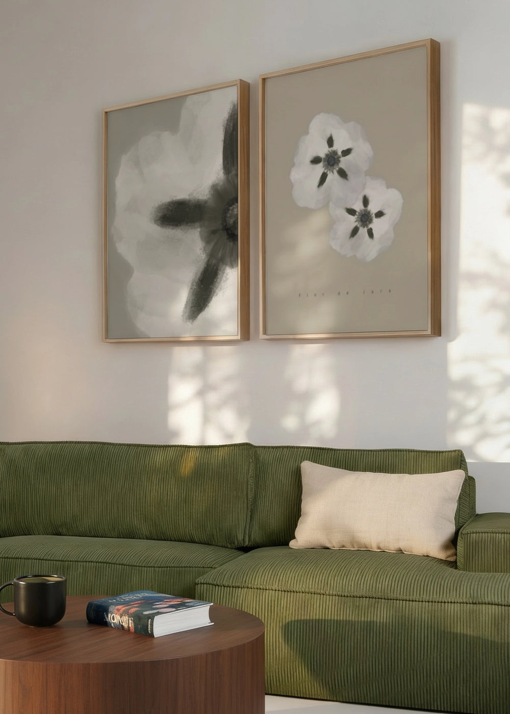 Set aus zwei dekorativen Wandbildern im minimalistischen und ruhigen Stil, Zistrosenblüten in einer sanften Komposition, Modell Two Combo - Flor de jara. Erhältlich auf kudeko.com