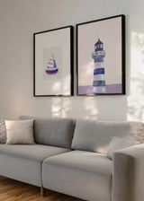 Conjunto de dos cuadros decorativos de estilo minimalista y sereno, dúo náutico de barco y faro en tonos azules, modelo Two combo - Reflejos azules