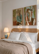 Ensemble de deux tableaux décoratifs au style organique et abstrait, diptyque avec cowgirl du désert et portrait de cheval, modèle Two Combo - Desert Cowgirl and Horse. Disponible sur kudeko.com