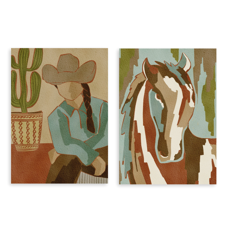 Set aus zwei dekorativen Wandbildern ohne Rahmen im Illustrations- und Tierstil, Western-Duo mit Cowgirl in der Wüste und Pferdeporträt, Modell Two Combo - Desert Cowgirl and Horse. Erhältlich auf kudeko.com
