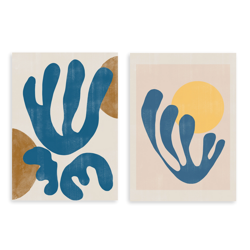 Set aus zwei dekorativen Wandbildern ohne Rahmen im minimalistischen und abstrakten Stil, Diptychon mit organischen Formen und Sonne, Modell Two Combo - Solar Embrace and Plant. Erhältlich auf kudeko.com