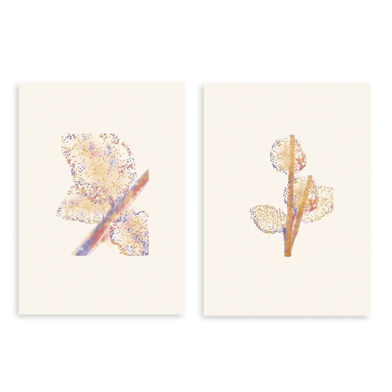 Conjunto de dois quadros decorativos sem moldura de estilo minimalista e orgânico, duo abstrato de folhas com efeito aguarela, modelo Two Combo - Hojas Suspendidas. Disponível em kudeko.com