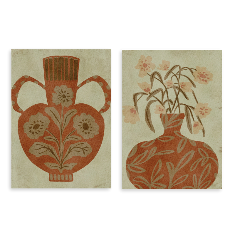 Conjunto de dois quadros decorativos sem moldura de estilo orgânico e ilustrativo, vasos rústicos com flores em tons terracota, modelo Two Combo - Rustic Floral Vase. Disponível em kudeko.com