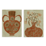 Set aus zwei rahmenlosen dekorativen Wandbildern im organischen Illustrationsstil, rustikale Vasen mit Blumen in Terrakotta-Tönen, Modell Two Combo - Rustic Floral Vase. Erhältlich auf kudeko.com