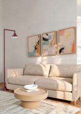 Set aus drei Wandbildern mit abstrakter Komposition in Beige, Off-White, Blaugrün, Schwarz, Orange und Gelb, mit gestischen Formen und modernem ausgewogenem Stil. Erhältlich auf kudeko.com