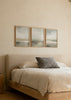 Set aus drei Wandbildern mit abstrakter Landschaft, diffusem Horizont, sanften Spiegelungen, Beige, Hellgrau, Off-White und Salbeigrün, in einem hellen und reduzierten abstrakten Stil. Erhältlich auf kudeko.com