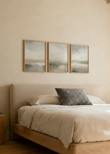 Set aus drei Wandbildern mit abstrakter Landschaft, diffusem Horizont, sanften Spiegelungen, Beige, Hellgrau, Off-White und Salbeigrün, in einem hellen und reduzierten abstrakten Stil. Erhältlich auf kudeko.com