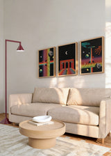 Set aus drei gerahmten Wandbildern mit Planeten, Raumschiff, Mondsichel, geometrischen Bögen und Regenbogengittern auf schwarzem Hintergrund im futuristischen Vintage-Stil. Erhältlich auf kudeko.com
