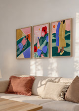 Set aus drei Wandbildern mit stilisierten Frauen, großen Blumen, vereinfachten Landschaften, in Rosa, Blau, Grün, Senfgelb und Rot, im zeitgenössischen Illustrationsstil. Erhältlich auf kudeko.com