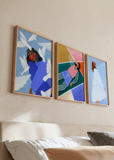 Set aus drei Wandbildern mit weiblichen Figuren im Flug, weißen Vögeln, fließenden Kleidern, Hintergründen in Blau, Rosa, Senfgelb und Violett, im Illustrationsstil. Erhältlich auf kudeko.com
