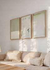 Set aus drei Wandbildern mit abstrakter Komposition in Salbeigrün, Off-White und sanften grauen Details, mit organischen Formen, weichen Übergängen und ruhigem modernem Stil. Erhältlich auf kudeko.com
