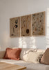 Ensemble de tableaux marron minimalistes abstraits avec formes organiques et textures chaudes, style décoratif épuré pour intérieur contemporain. Disponible sur kudeko.com