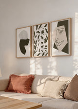 Set aus drei Wandbildern mit abstraktem linearem Gesicht, organischen botanischen Formen und geschwungener Komposition in Beige, Weiß und Dunkelbraun, im zeitgenössischen abstrakten Stil. Erhältlich auf kudeko.com