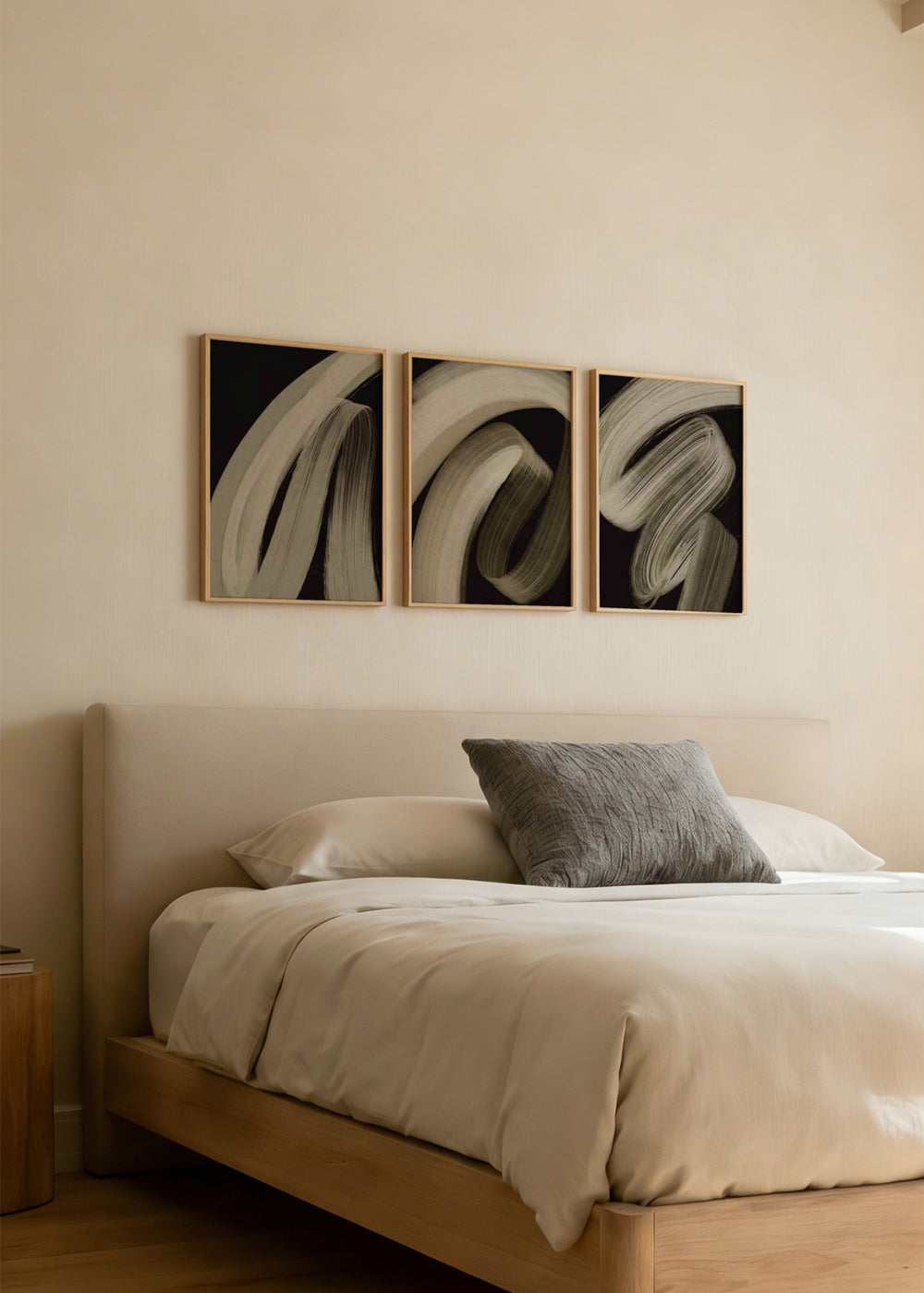 Set aus Wandbildern in Braun, minimalistisch abstrakt mit fließenden Linien und dunklem Hintergrund, in einem klaren dekorativen Stil. Erhältlich auf kudeko.com