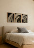 Ensemble de tableaux abstraits minimalistes marron avec traits fluides et fond sombre, dans un style décoratif épuré. Disponible sur kudeko.com
