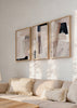 Ensemble de trois tableaux avec formes abstraites superposées, textures douces en beige, sable, blanc cassé, gris pierre et noir, dans un style contemporain épuré. Disponible sur kudeko.com