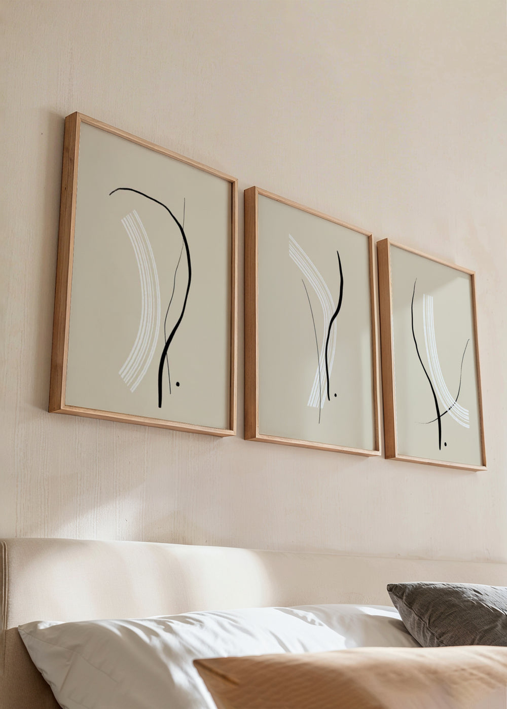 Set aus drei Wandbildern mit schwarzen geschwungenen Linien, feinen weißen Strichen, warmem beigem Hintergrund und ausgewogener abstrakter Komposition im minimalistischen Stil für moderne Wandgestaltung. Erhältlich auf kudeko.com