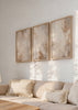 Ensemble de trois tableaux avec composition abstraite en tons crème, beige, sable et gris taupe doux, avec formes diffuses et style contemporain équilibré pour décoration murale. Disponible sur kudeko.com