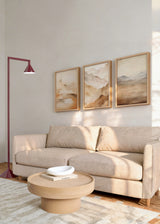 Set aus drei Wandbildern mit nebligen Bergen, Landschaften in Beige, Sand, Off-White und Bronzebraun, weiche Komposition im Natur- und Landschaftsstil. Erhältlich auf kudeko.com