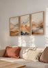 Set aus drei Wandbildern mit nebligen Bergen, sanften Tälern, Bronze-, Beige-, Sand- und Anthrazittönen, im klaren Natur- und Landschaftsstil gestaltet. Erhältlich auf kudeko.com
