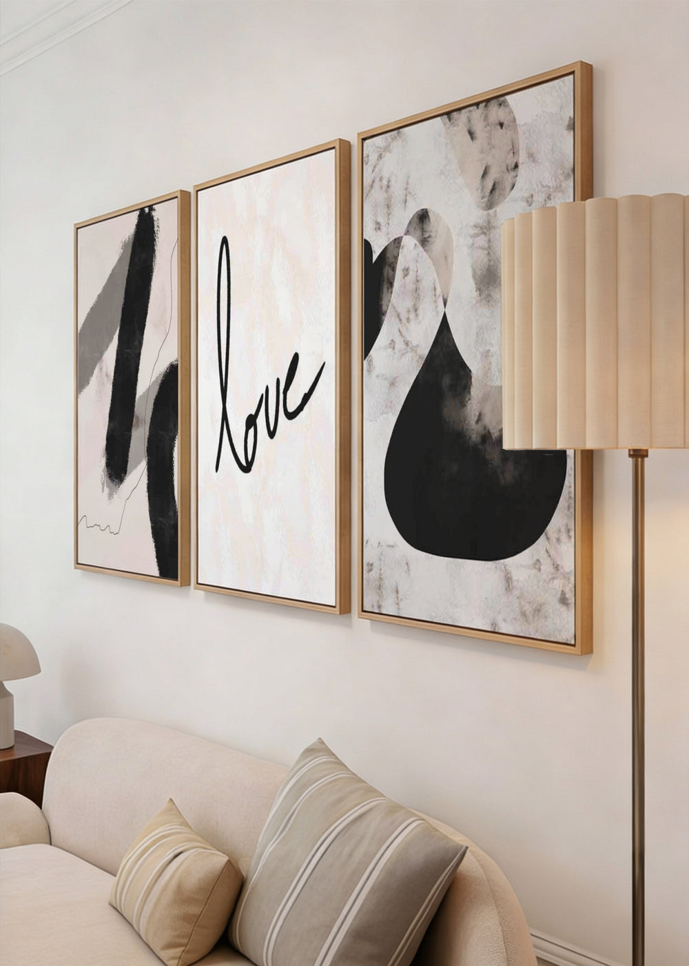 Set aus drei Wandbildern mit schwarzen und grauen abstrakten Formen, love in schwarzer Schrift, hellem Beigeton und modernem abstraktem Stil für die Wand. Erhältlich auf kudeko.com