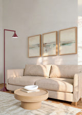 Ensemble de trois tableaux avec paysage abstrait aux horizons doux, dans des tons crème, beige, blanc cassé et bleu vert, au style élégant et apaisant. Disponible sur kudeko.com